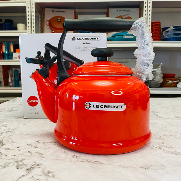 Le Creuset Brittany Kettle 2 1/5 qt - CARMINE