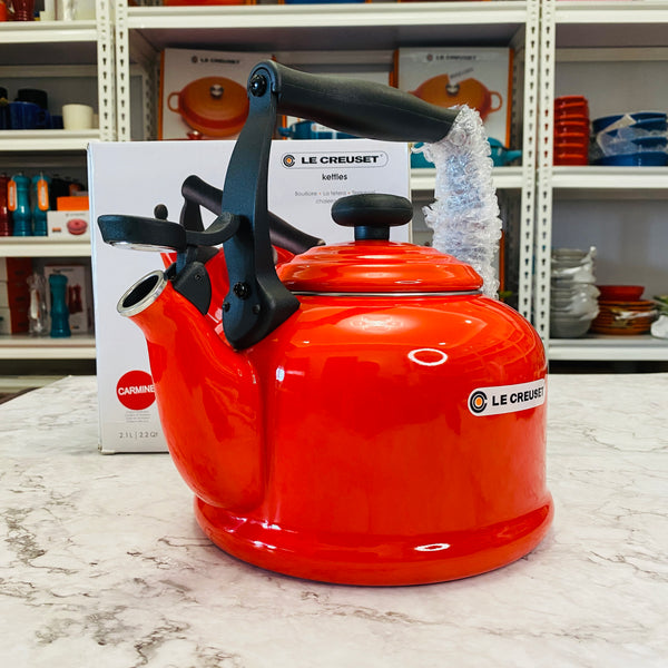Le Creuset Brittany Kettle 2 1/5 qt - CARMINE