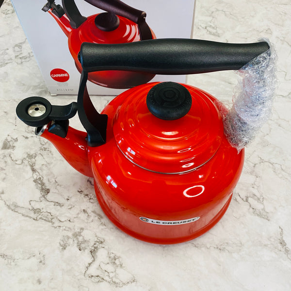 Le Creuset Brittany Kettle 2 1/5 qt - CARMINE