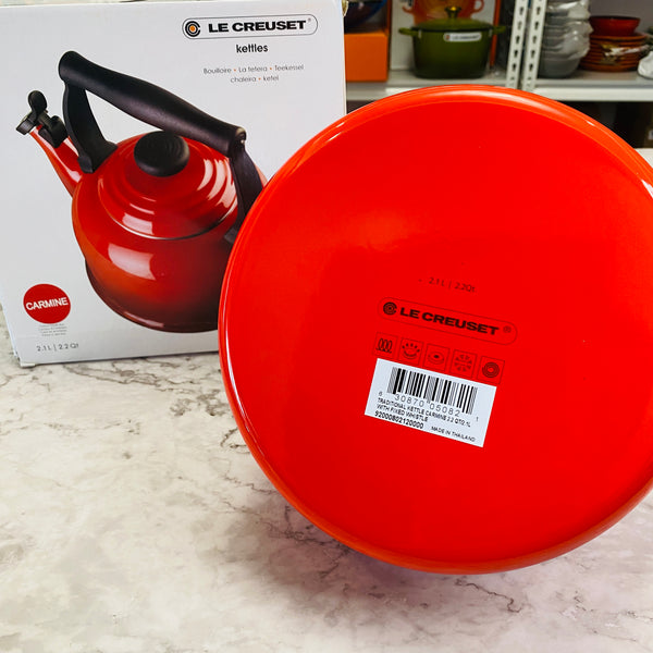 Le Creuset Brittany Kettle 2 1/5 qt - CARMINE