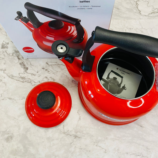 Le Creuset Brittany Kettle 2 1/5 qt - CARMINE