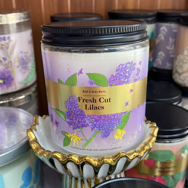 Bath & Body Works FRESH CUT LILACS single-wick Candle 7 oz / 198 g