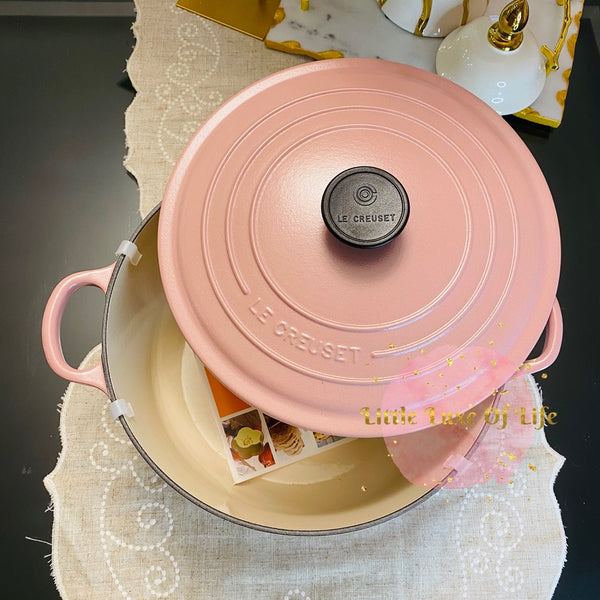 Le Creuset Classic Round Dutch Oven 5.5qt 26cm- MATTE SUGAR PINK