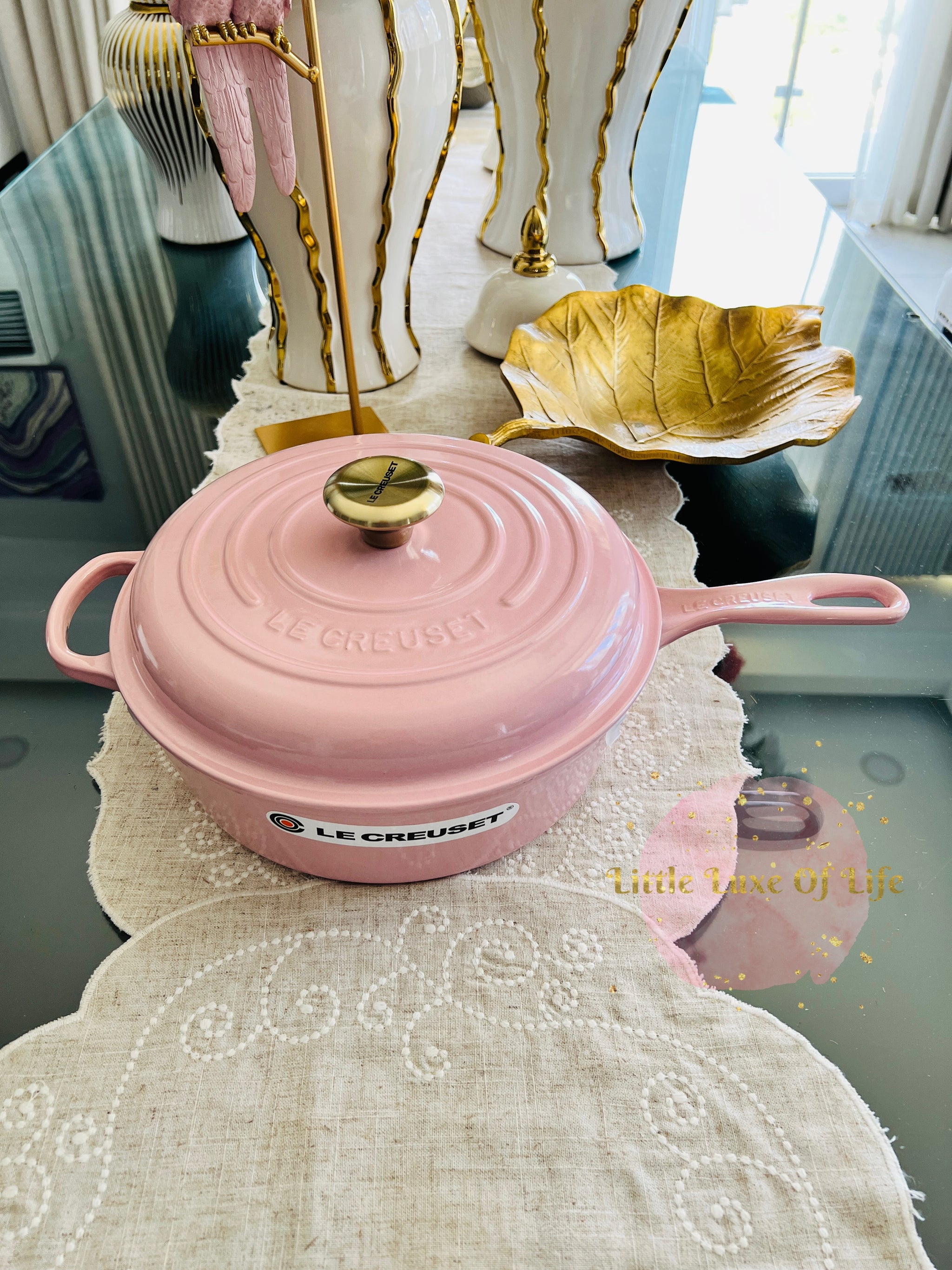 LE CREUSET ピンク Signature 2.25 Qt. Flower Braiser (Shell Pink) | Le Creuset