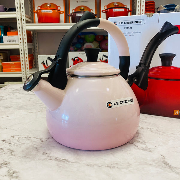 Le Creuset Oolong Kettle 1.6qt - SHELL PINK