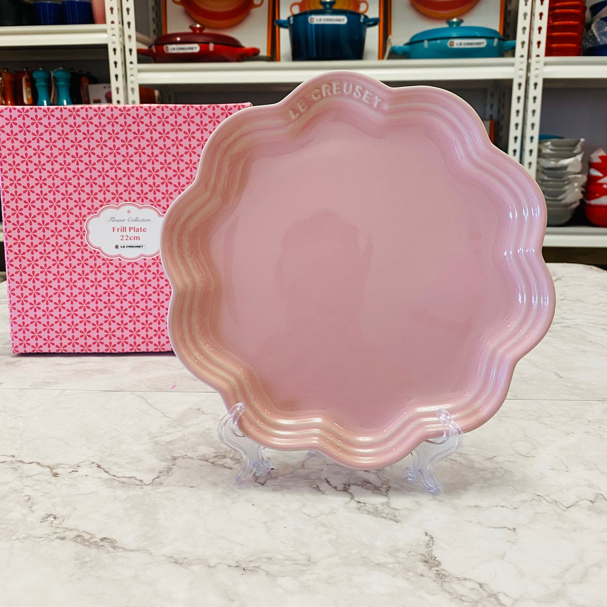 Le Creuset Frill Plate - SATIN PINK – LittleLuxeOfLife display picture 1