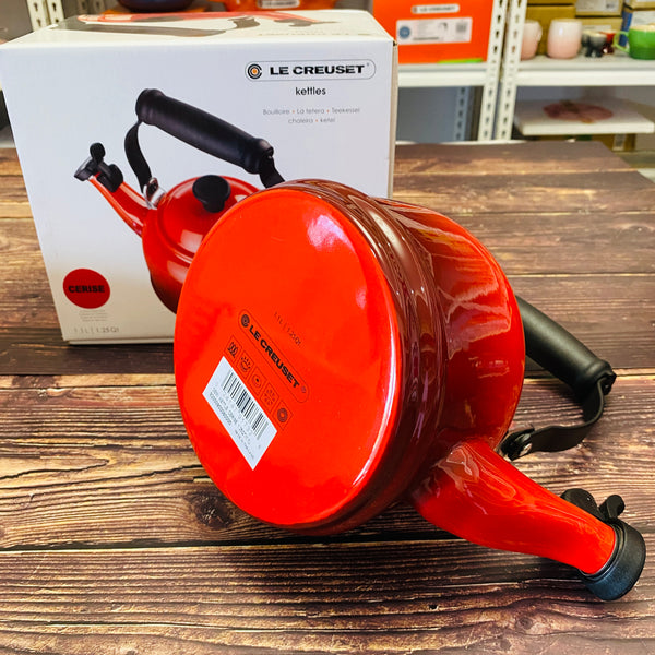 Le Creuset  Demi 1.25 Qt. Tea Kettle - CERISE